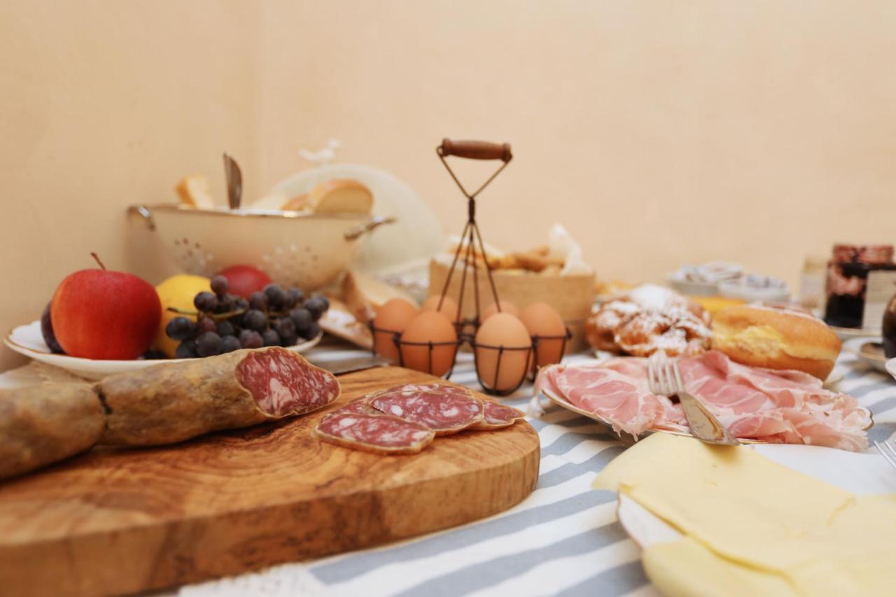 Medesano Tra I Campi Di Papaveri المظهر الخارجي الصورة