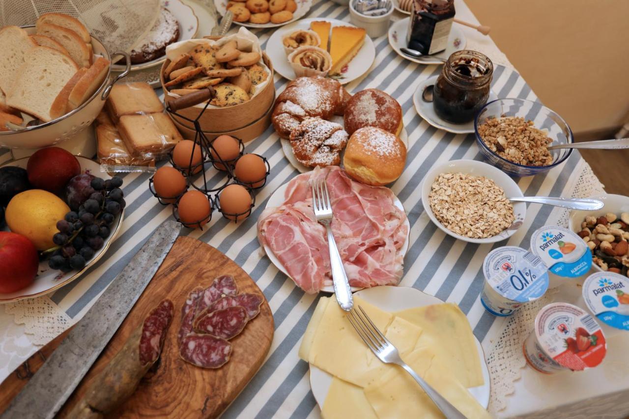 Medesano Tra I Campi Di Papaveri المظهر الخارجي الصورة